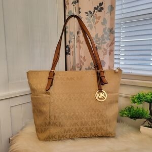 EUC  MICHAEL KORS Jet Set East West Top Zip TOTE BAG - Camel
